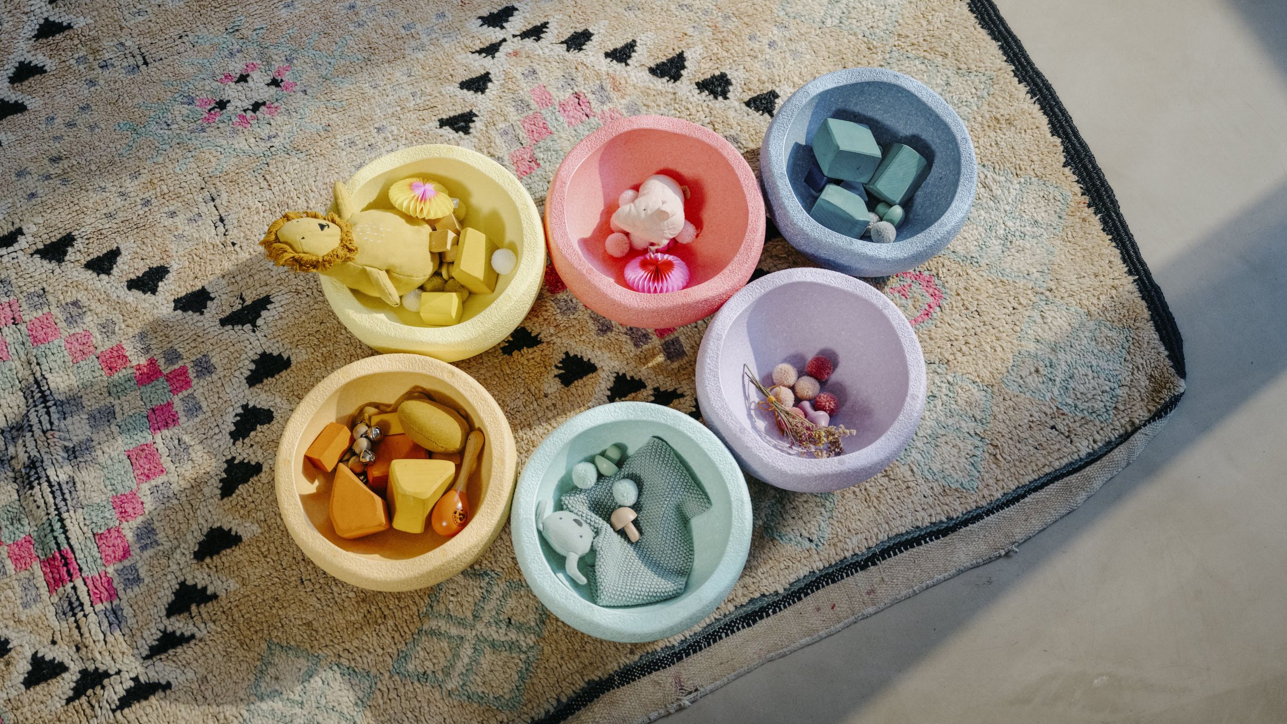 Stapelstein elements used as bowls for a sorting activity