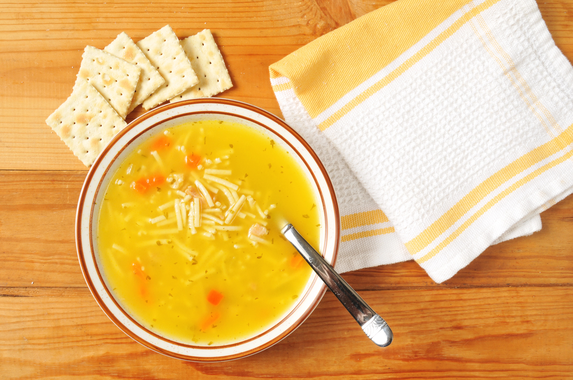 Chicken noodle soup with crackers