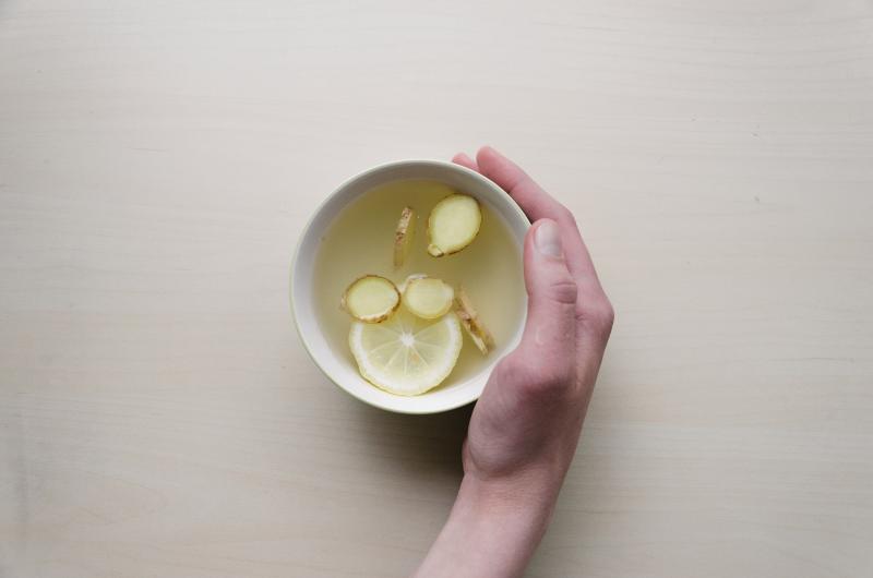 lemon slices and ginger in hot water for tea