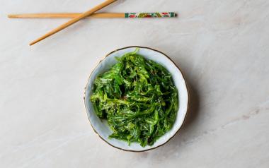 Iodine and the thyroid: Bowl of seaweed salad with chopsticks
