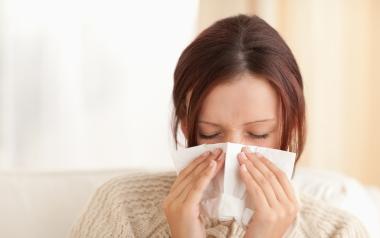 Histamine Intolerance: Woman sneezing into tissue