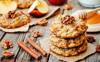 Maca Maple Oat Cookies. apples oats cinnamon cookies on a dark wood background