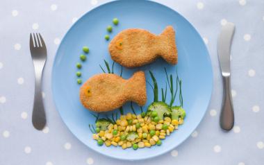 child's dinner plate with fish and veggies