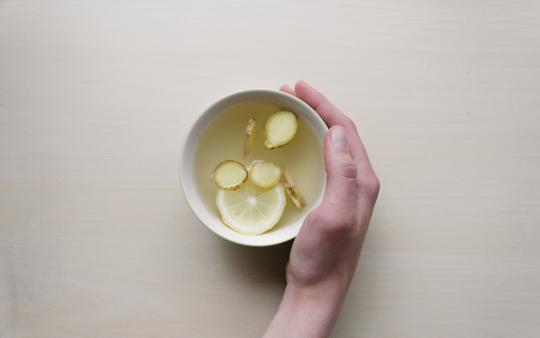 lemon slices and ginger in hot water for tea