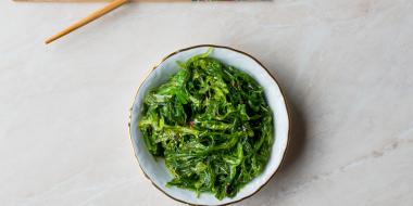 Iodine and the thyroid: Bowl of seaweed salad with chopsticks