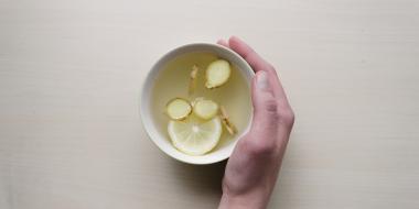 lemon slices and ginger in hot water for tea